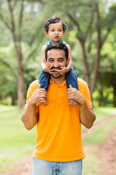 Père portant son fils sur ses épaules — Photo