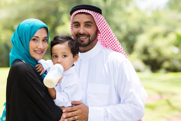 Traditional muslim family — Stock Photo, Image