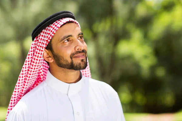 Middle eastern man looking up — Stock Photo, Image