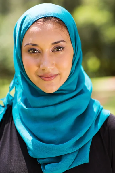 Мусульманская женщина крупным планом портрет на улице — стоковое фото