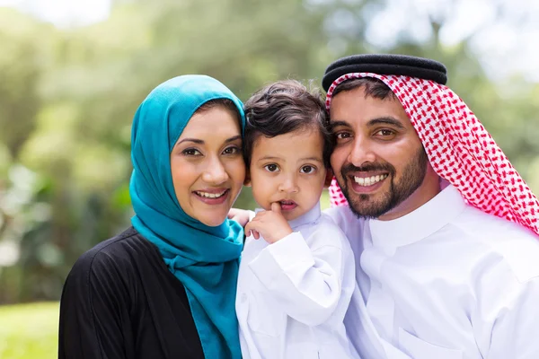 Молодой арабский семейный портрет на открытом воздухе — стоковое фото