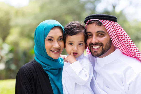 Junge arabische Familienporträt im Freien — Stockfoto