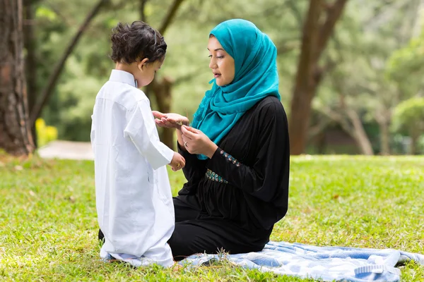 Arap anne küçük çocuk ile oynama — Stok fotoğraf