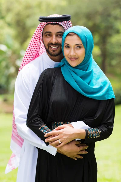 Couple arabe moderne en plein air — Photo