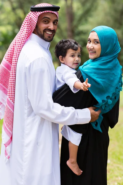 Familia islam feliz — Foto de Stock