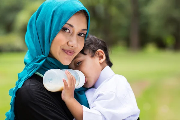 Arabo madre e bambino ragazzo — Foto Stock