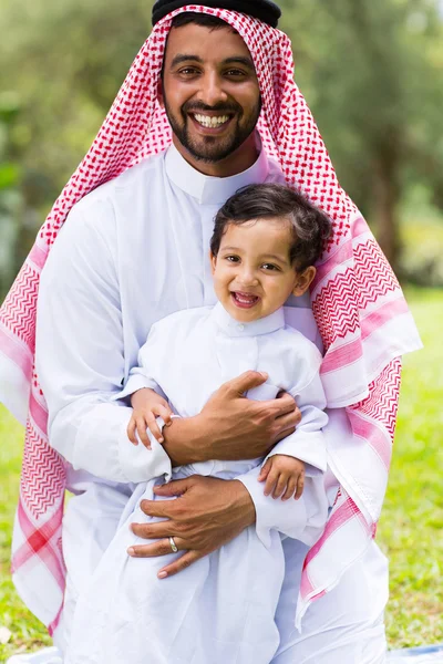 Arabische vader en zoon buitenshuis — Stockfoto