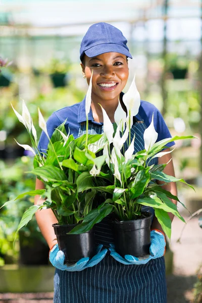 Kvinnliga afrikanska florist porträtt — Stockfoto