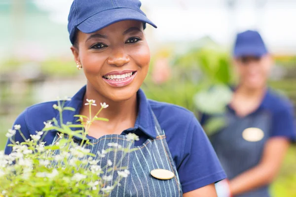 Jardinero femenino afroamericano — Foto de Stock