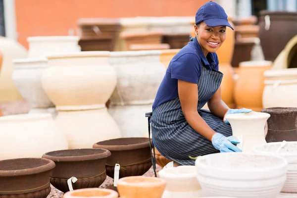 Africano femmina ferramenta lavoratore — Foto Stock