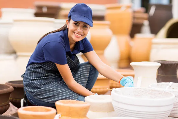 Travailleur de quincaillerie travaillant dans la maison et centre de jardin — Photo