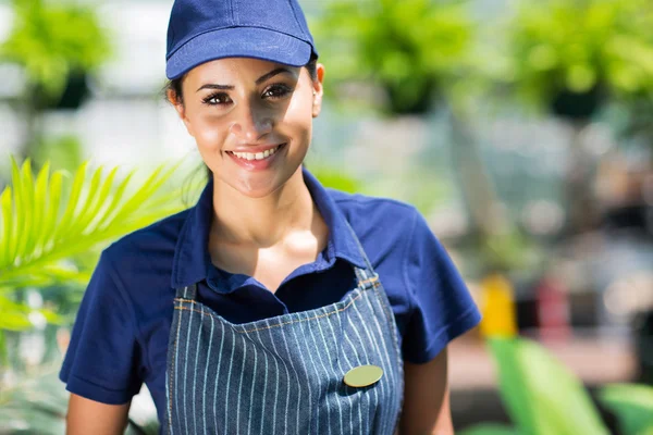 Joven vivero trabajador de cerca — Foto de Stock