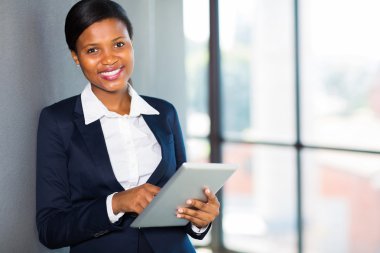 Afrika işkadını tablet bilgisayar kullanma