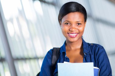 kadın Afro-Amerikan Üniversitesi öğrencisi