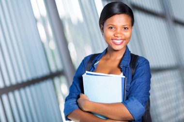 kadın afro Amerikan Üniversitesi öğrencisi