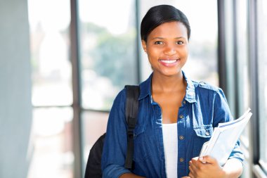 Bayan Afro-Amerikan üniversite öğrencisi yakın çekim