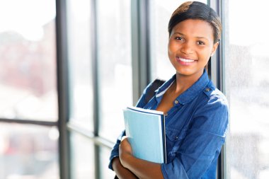 Afro-Amerikan üniversite öğrencisi kampüste