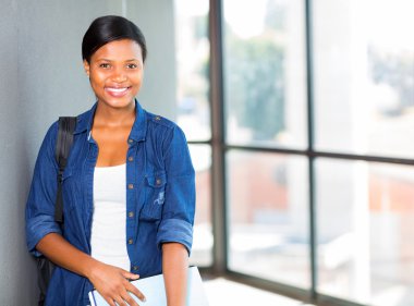 Genç Afrika Üniversitesi öğrencisi kampüste