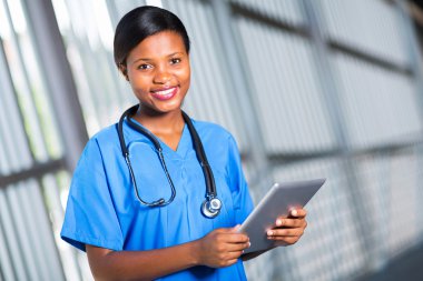 Afrikalı doktor tablet bilgisayar kullanma
