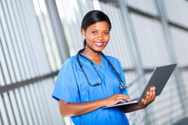 dizüstü bilgisayar kullanan afro Amerikalı doktor
