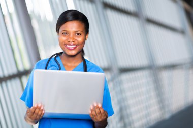 Afrikalı-Amerikalı kadın doktor dizüstü bilgisayar holding