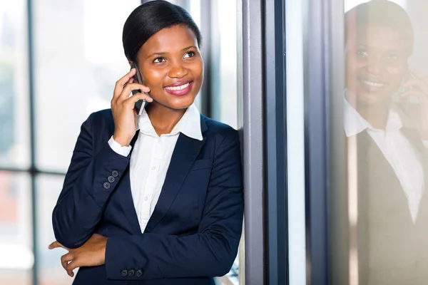 Afro femme d'affaires américaine parlant sur un téléphone portable — Photo