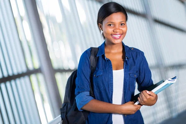 Kvinnliga afrikanska amerikanska collegestudent — Stockfoto