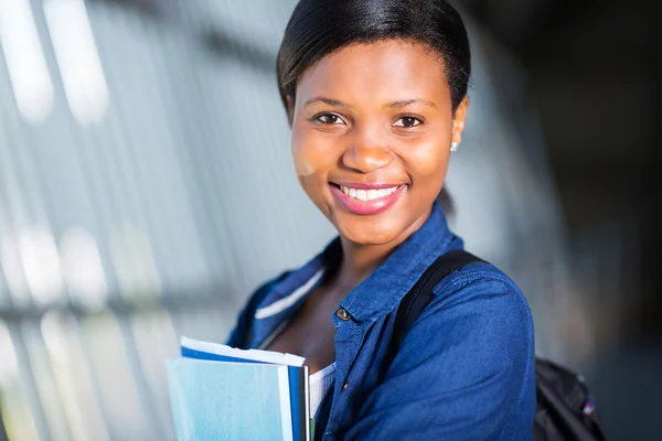 Jonge Afrikaanse Amerikaanse college meisje close-up — Stockfoto