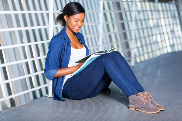 Joven africano uni estudiante leyendo un libro — Foto de Stock