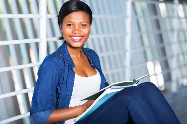 Feminino afro-americano estudante universitário estudando — Fotografia de Stock