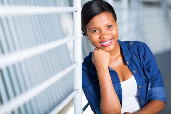 Glückliche Afrikanerin — Stockfoto