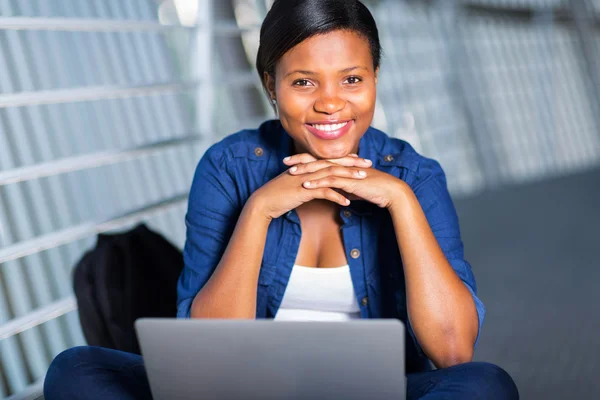 Joven africano estudiante universitario con portátil —  Fotos de Stock