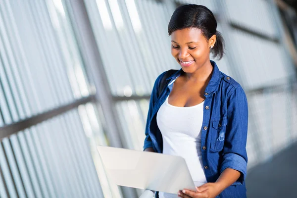 Female african college student using laptop computer — Stock Photo, Image