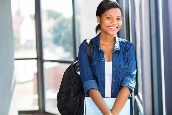 Estudante universitário afro-americano bonito — Fotografia de Stock