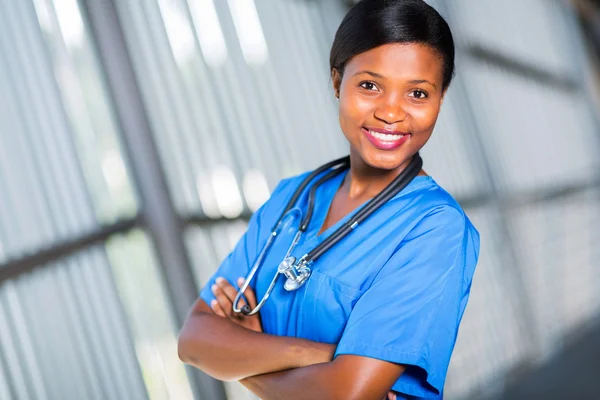 Молодой афроамериканский врач — стоковое фото
