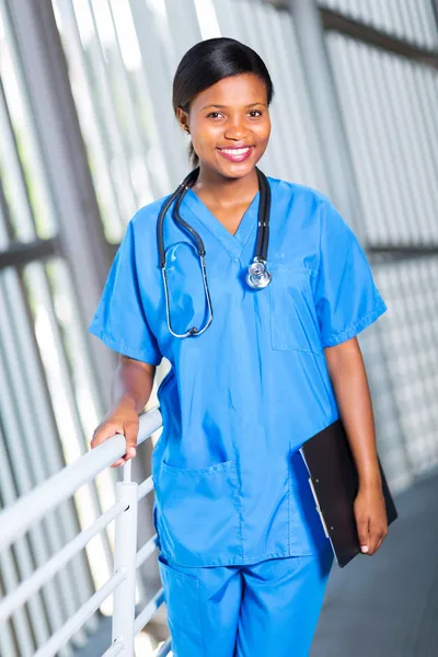Médica americana africana fêmea — Fotografia de Stock