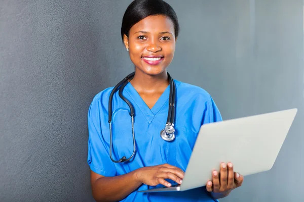 Enfermera afroamericana usando laptop — Foto de Stock