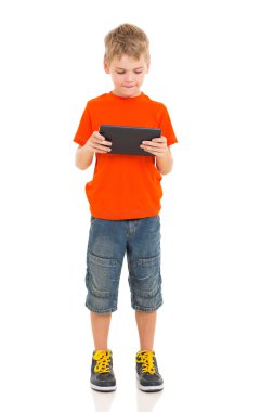 Tablet bilgisayar kullanan küçük çocuk