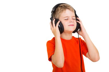 Çocuk müzik dinliyor.