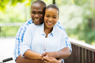 Afrika adam kucaklama kız