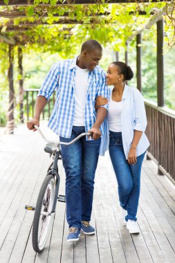 Afrikalı-Amerikalı çift bisiklet yürüyüş