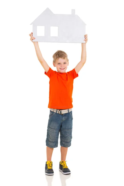 Kaukasiska pojke presentera papper house — Stockfoto
