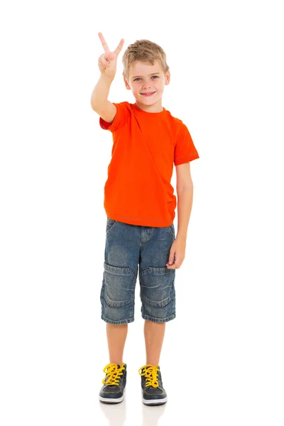 Bambino mostrando segno di vittoria mano — Foto Stock