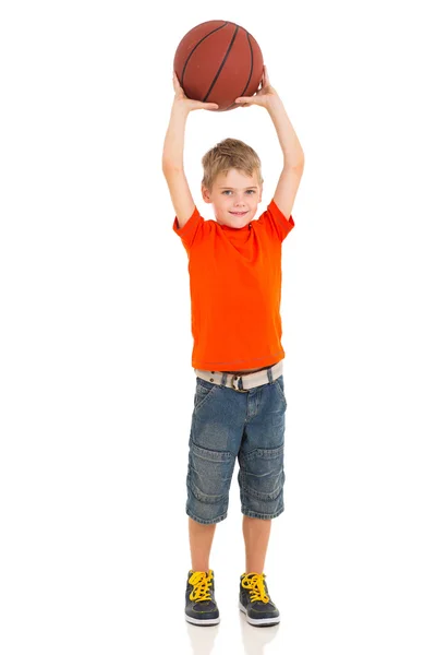 Niño jugando baloncesto — Foto de Stock