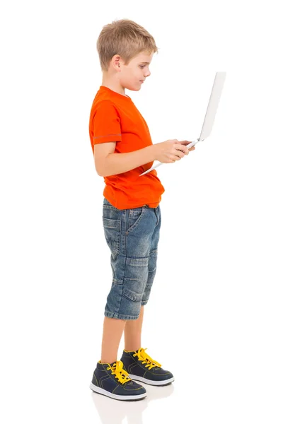 Pequeño niño usando ordenador portátil — Foto de Stock