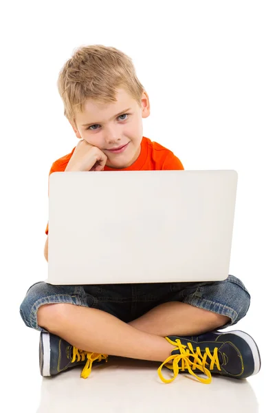 Kleine jongen met laptopcomputer — Stockfoto