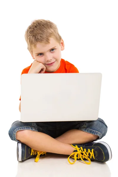 Menino com computador portátil — Fotografia de Stock