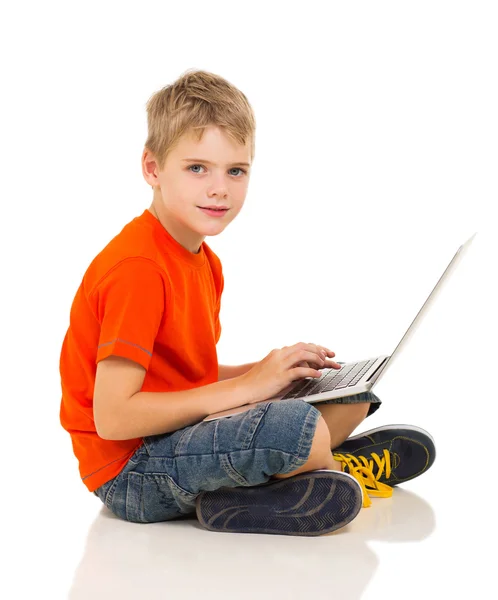 Caucasiano menino usando laptop — Fotografia de Stock