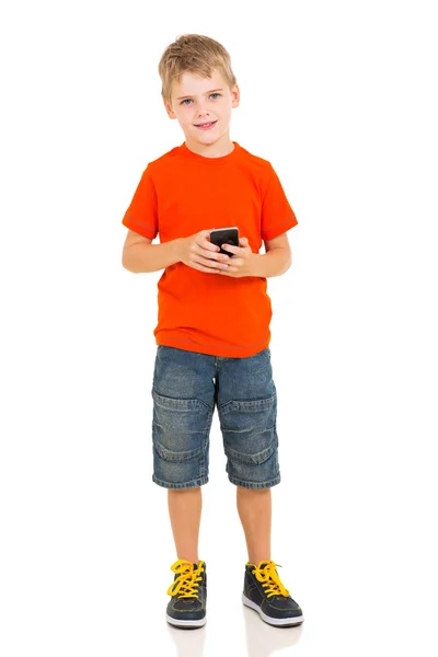Pojke anläggning smart telefon — Stockfoto