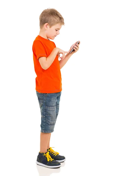 Jongen met behulp van mobiele telefoon — Stockfoto